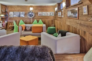 Lobby sitting area - Ellex Eco Hotel (Gressoney-la-Trinite)
