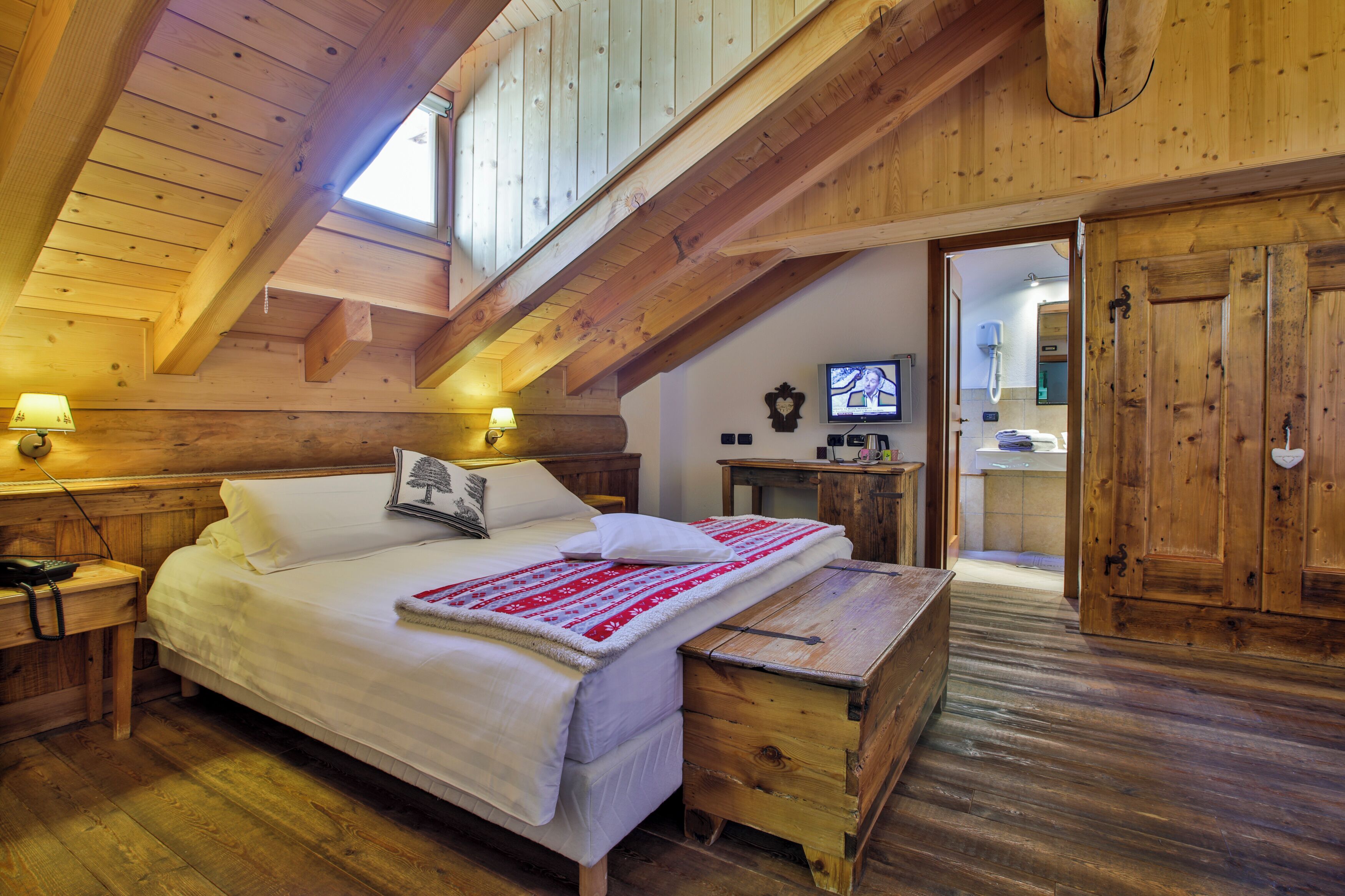 Romantic Double or Twin Room | Frette Italian sheets, premium bedding, down comforters, in-room safe