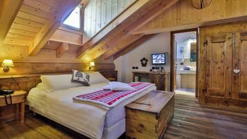 Romantic Double or Twin Room | Frette Italian sheets, premium bedding, down comforters, in-room safe