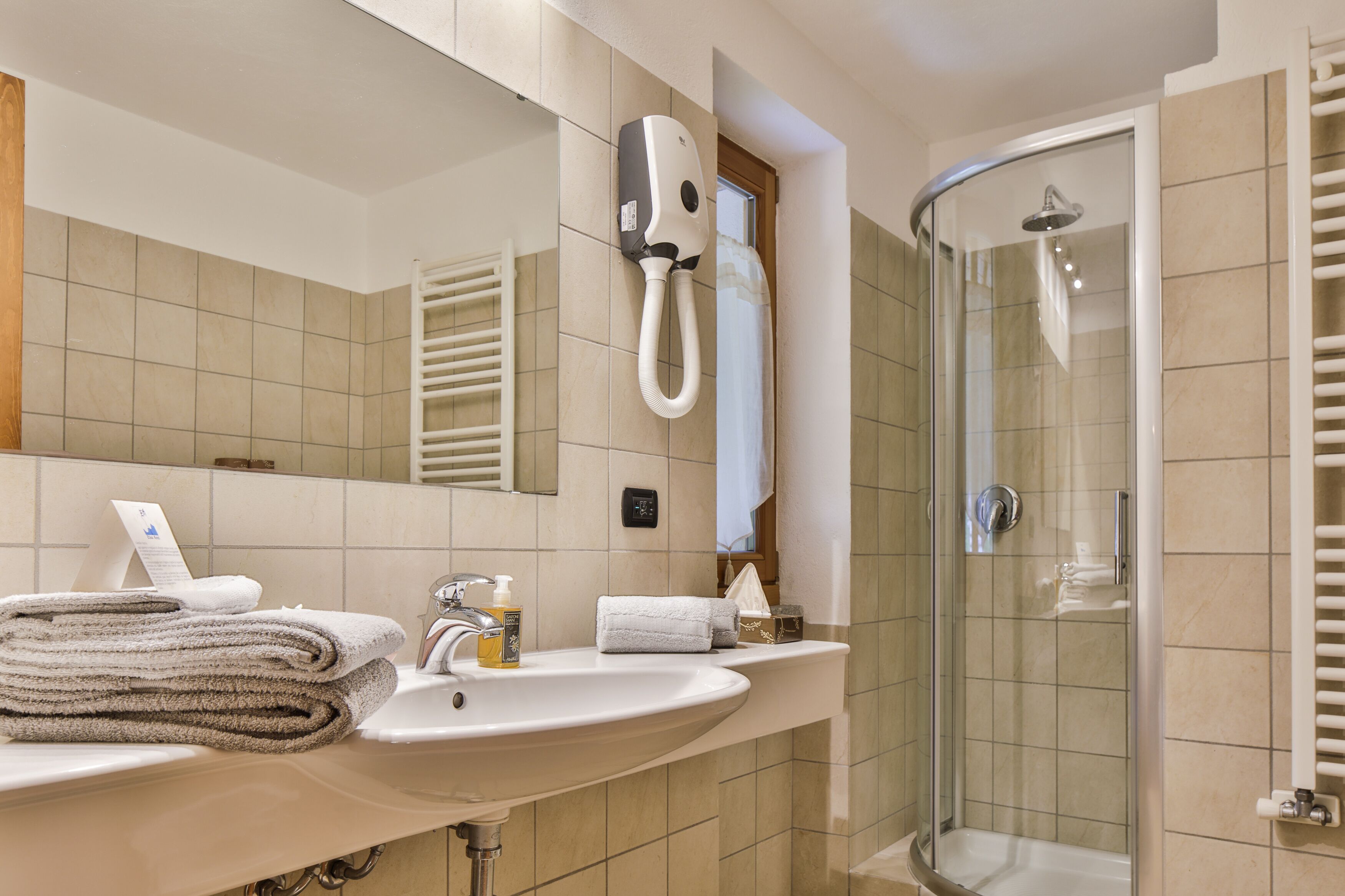 triple room | bathroom | shower, rainfall showerhead, free toiletries, hair dryer
