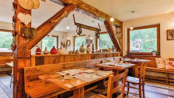 Tägliches Frühstücksbuffet (15 EUR pro Person)