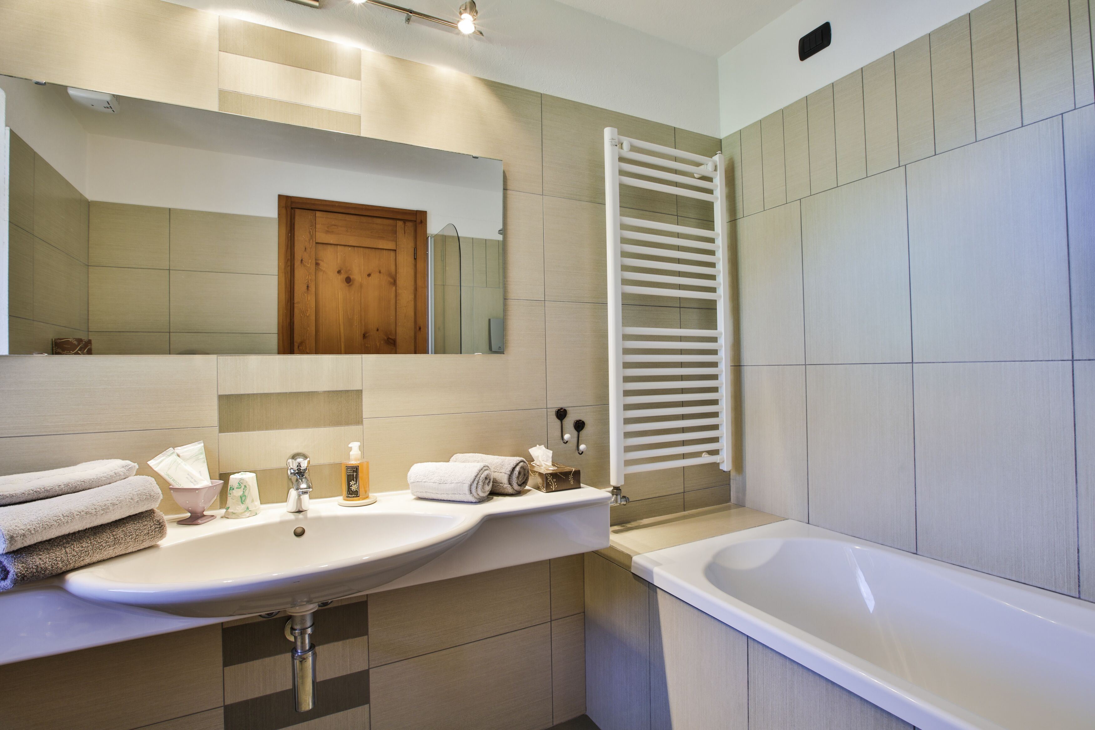 panoramic double or twin room | bathroom | shower, rainfall showerhead, free toiletries, hair dryer