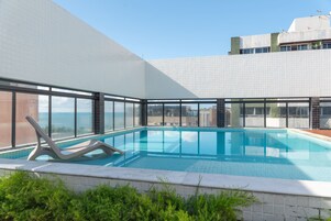 Außenpool, Sonnenschirme, Liegestühle