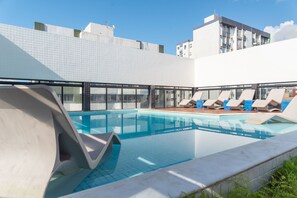 Outdoor pool, pool umbrellas, sun loungers - Palms Ponta Verde by Tropicalis (Maceió)