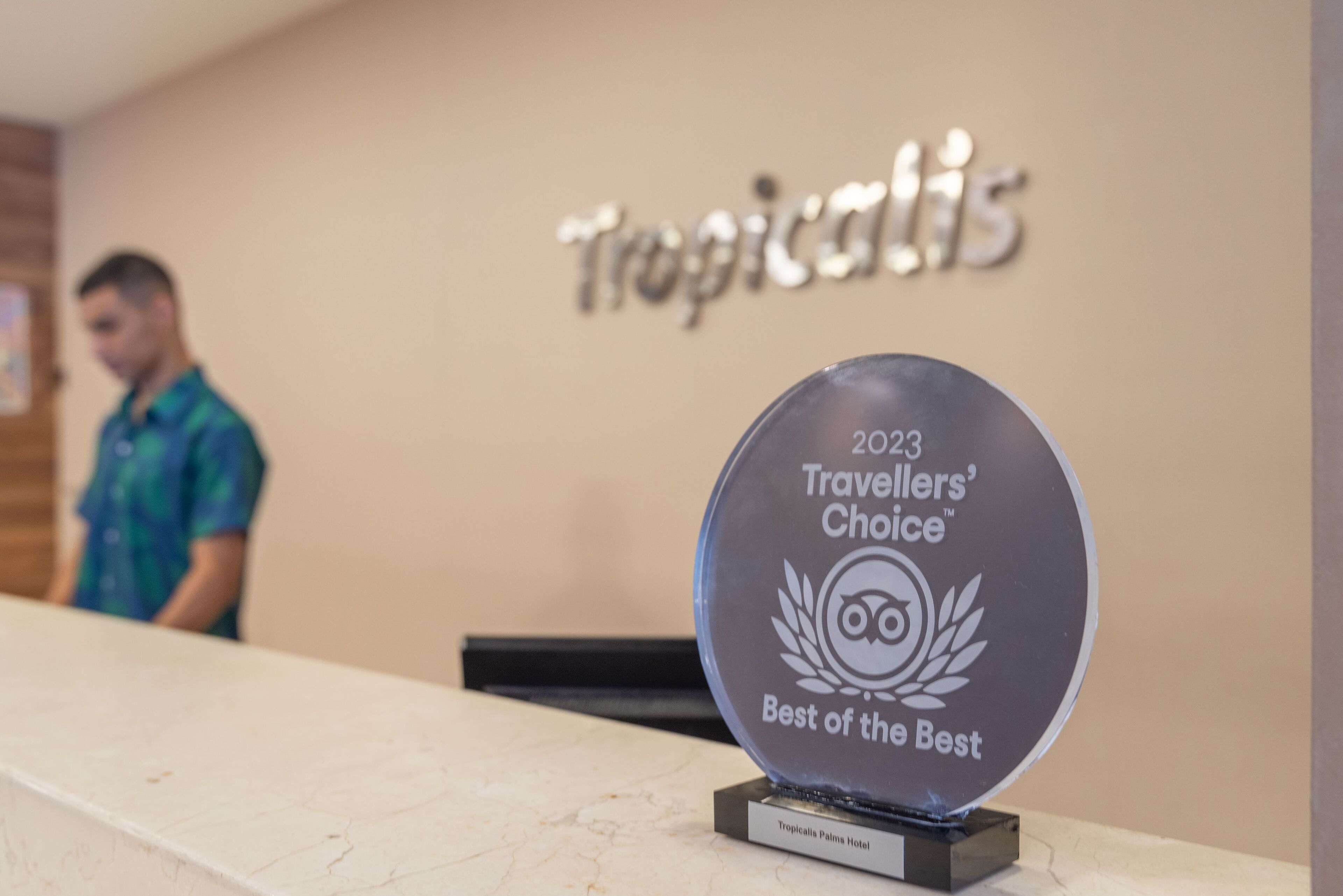Eine Auszeichnung von Travellers' Choice 2023 im Empfangsbereich des Tropicalis Palm Hotels.