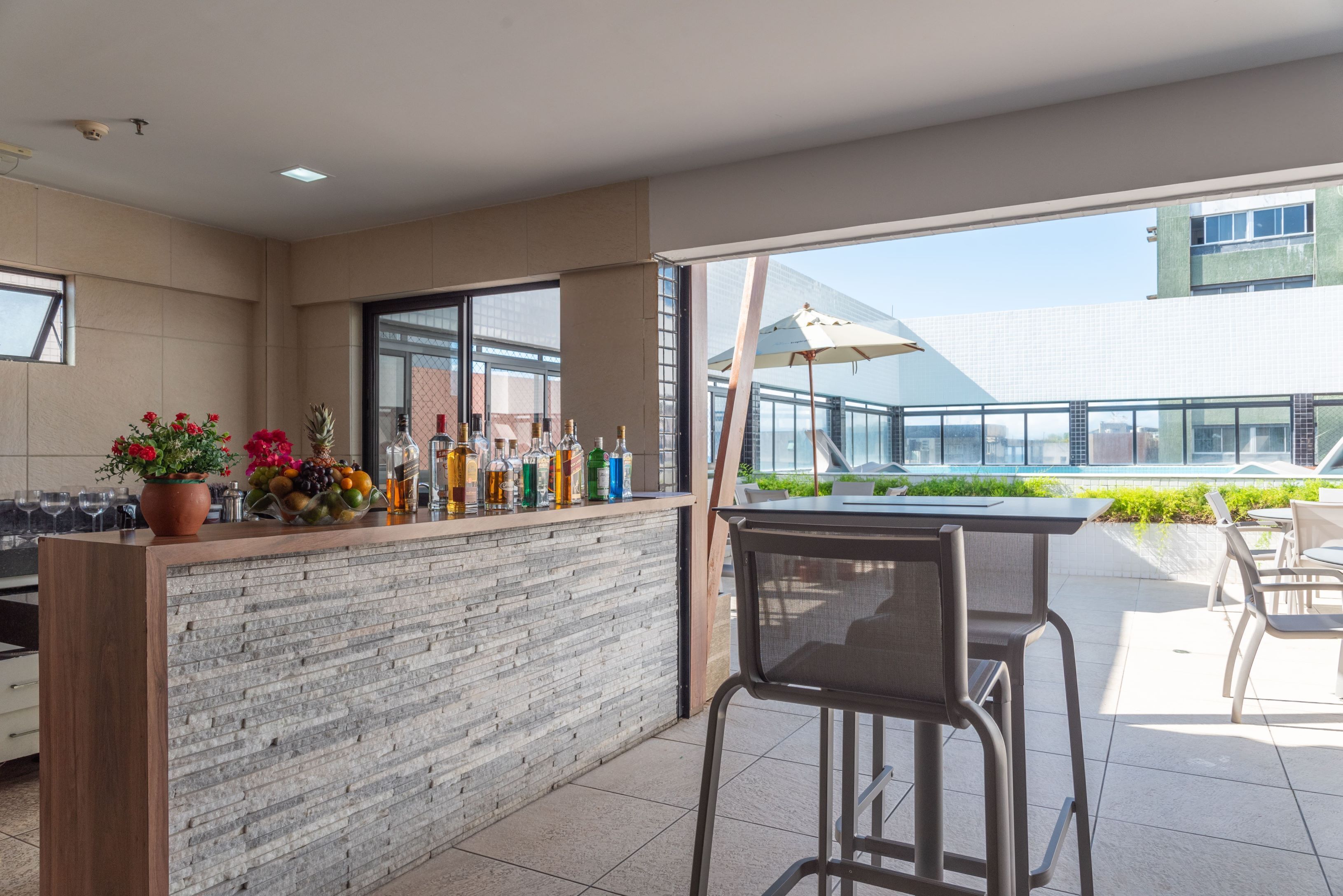 Bar à beira da piscina