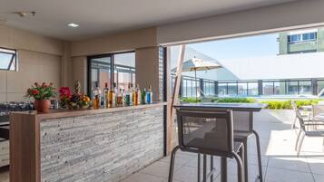 Bar à beira da piscina