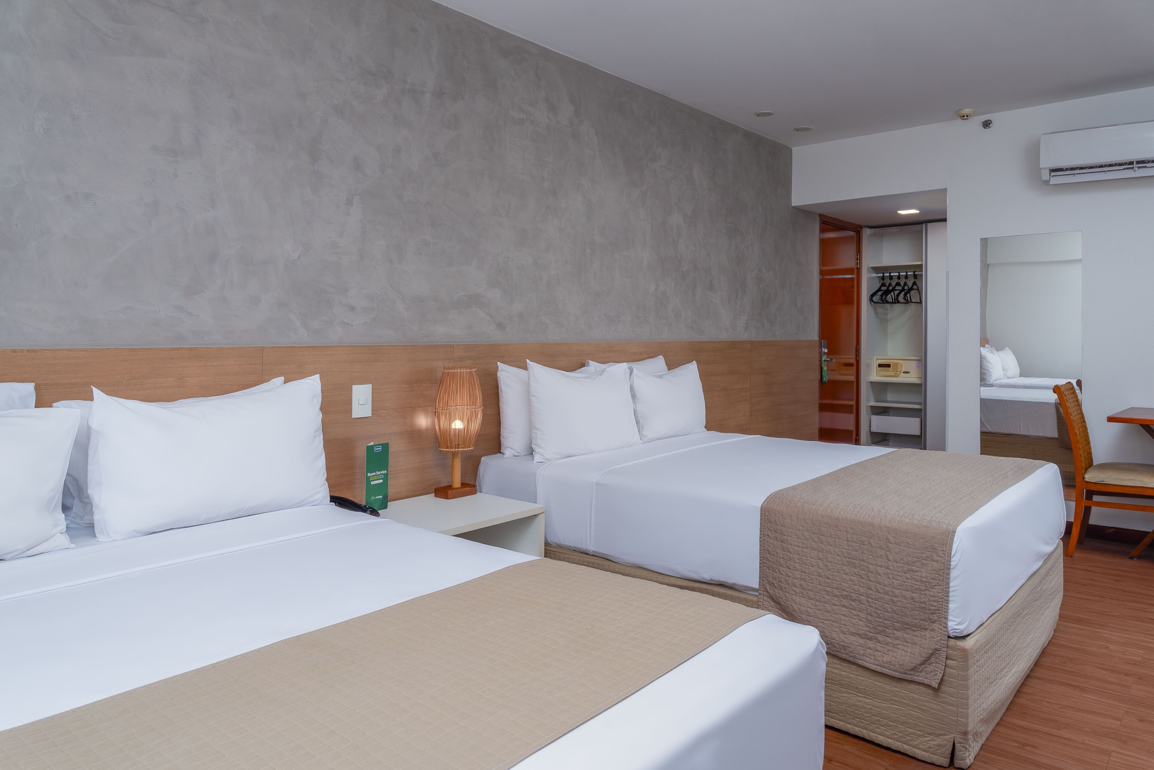 family vista mar | 1 bedroom, in-room safe, desk, soundproofing