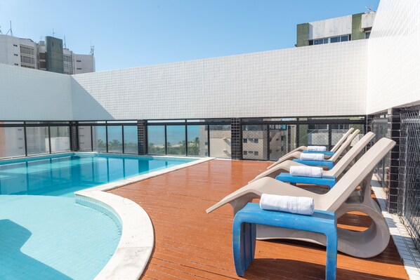 A rooftop pool area with lounge chairs and a clear view of the city skyline. - Palms Ponta Verde by Tropicalis (Maceió)
