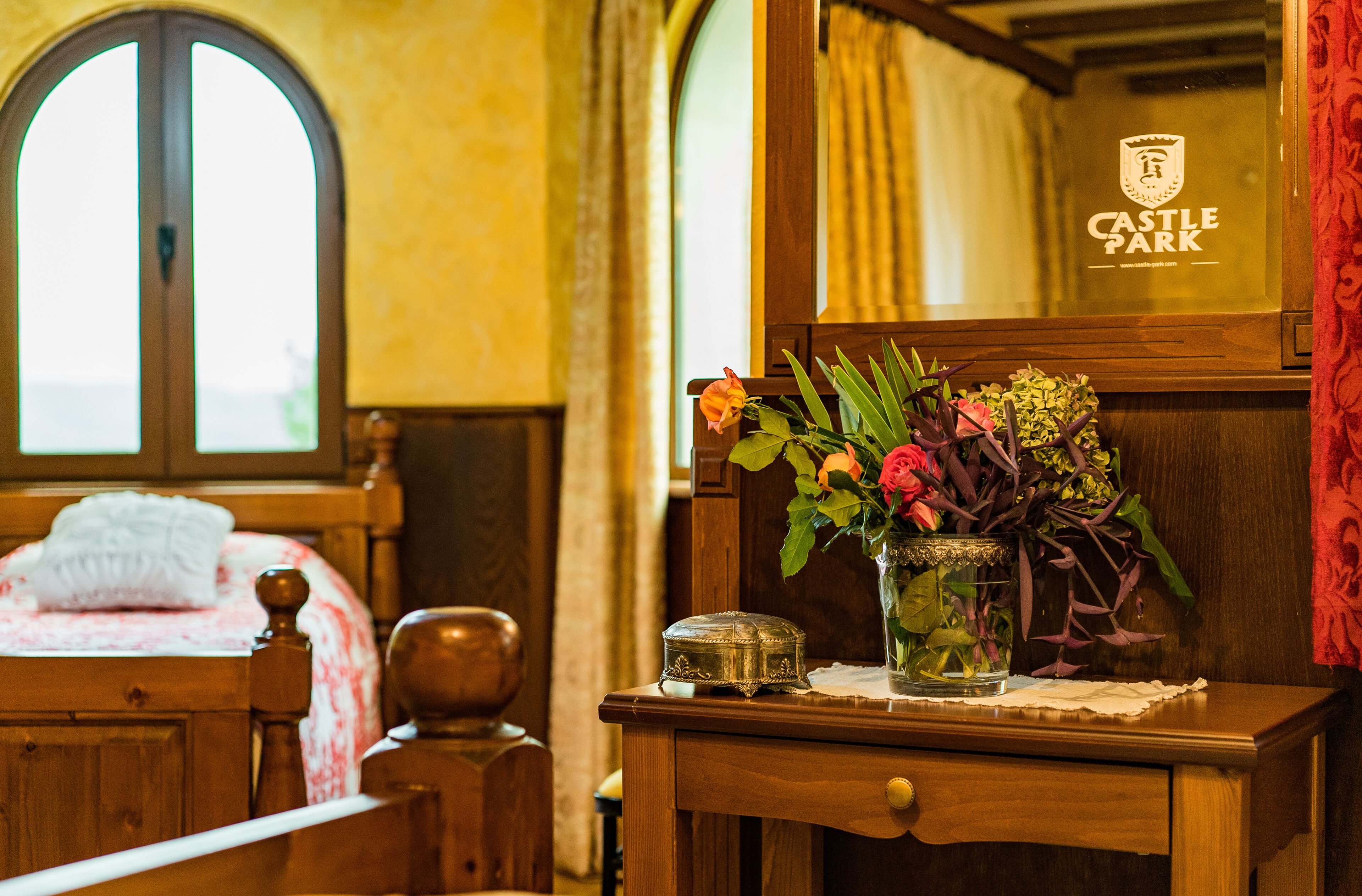 deluxe double room, 1 bedroom | premium bedding, pillow-top beds, in-room safe, desk