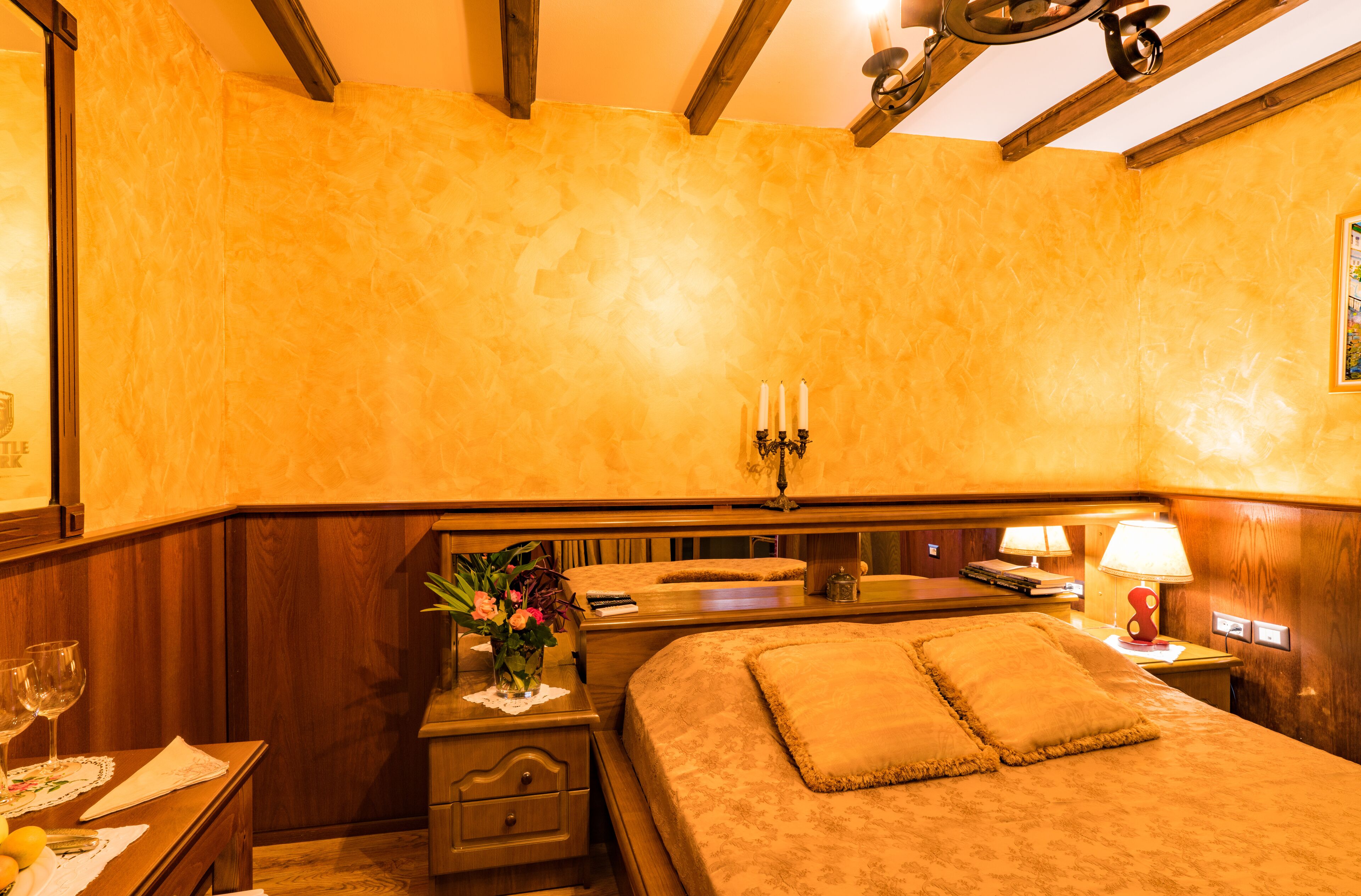 premium bedding, pillow-top beds, in-room safe, desk