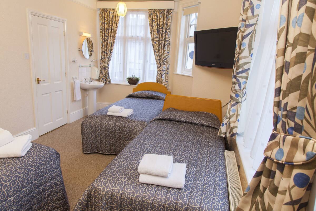 Quadruple Room | Desk, iron/ironing board, WiFi (free)