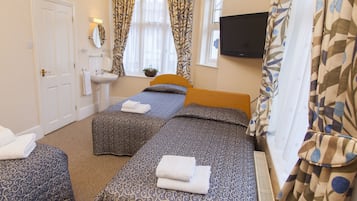 Quadruple Room | Desk, iron/ironing board, free WiFi
