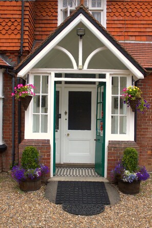 Property entrance - Gatwick Turret Guest House (Horley)