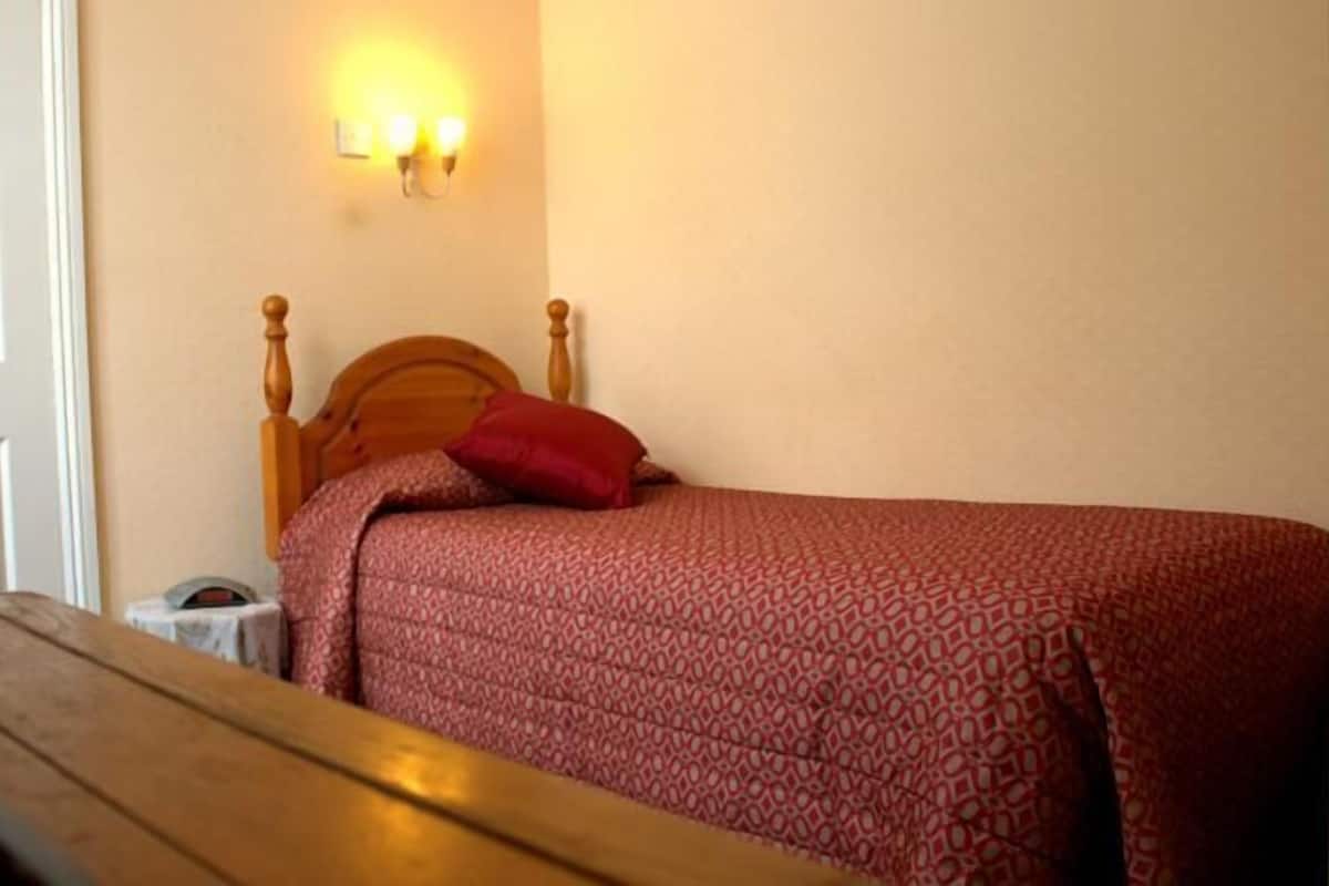 Single Room | Desk, iron/ironing board, WiFi (free)