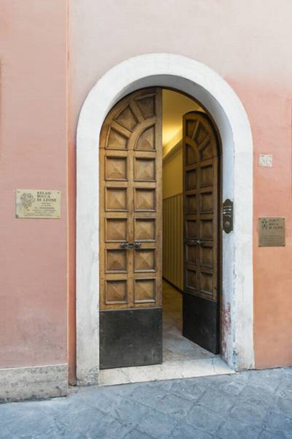 Property entrance - Relais Bocca di Leone (Rome)