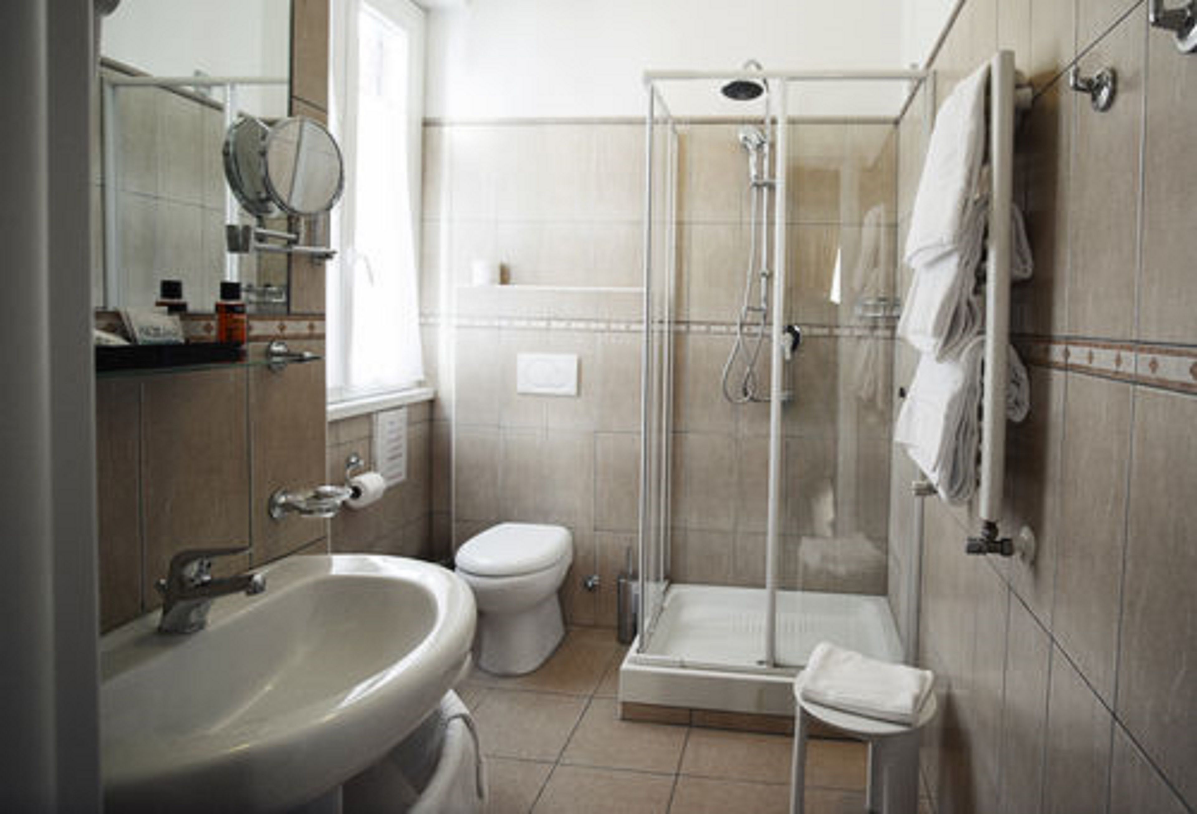 Een badkamer met een wastafel, toilet en douche.