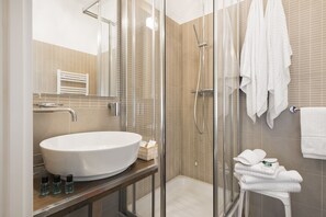 Separate tub and shower, deep soaking tub, hydromassage showerhead - Relais Bocca di Leone (Rome)