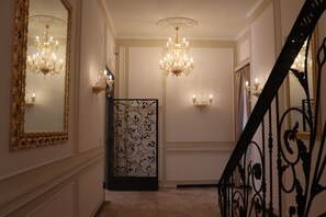 Interior entrance - Relais Bocca di Leone (Rome)
