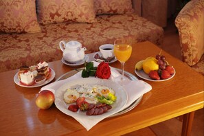 2 restaurants, breakfast served