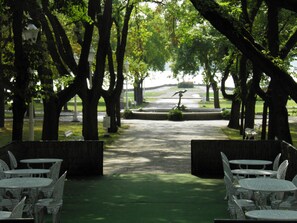 2 restaurants, breakfast served