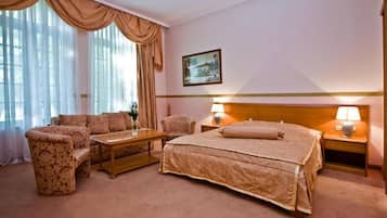 أغطية فراش متميزة وميني بار وخزنة داخل الغرفة وبديكورات فريدة لكل غرفة