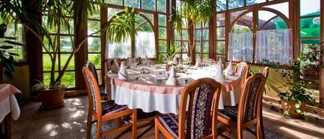 2 restaurants, breakfast served