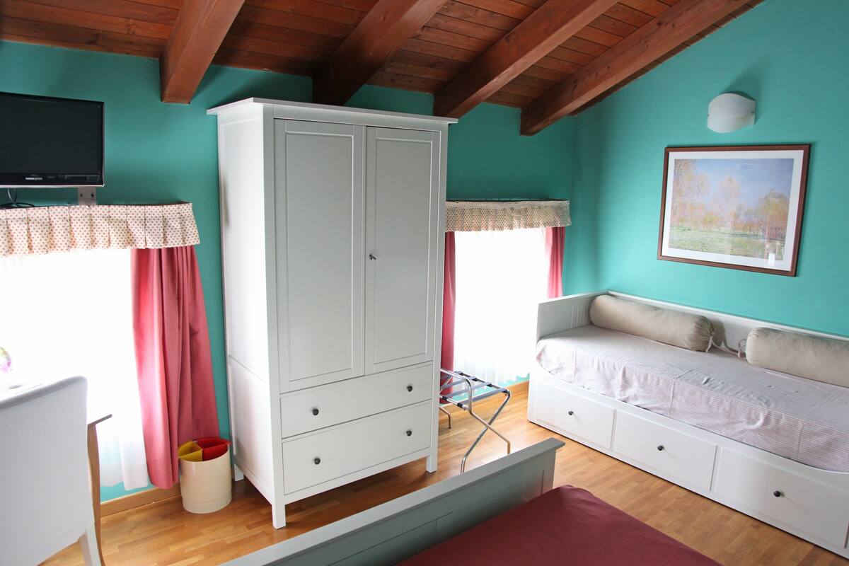 家庭三人房 | 高档床上用品、记忆海绵床垫、客房内保险箱、办公桌