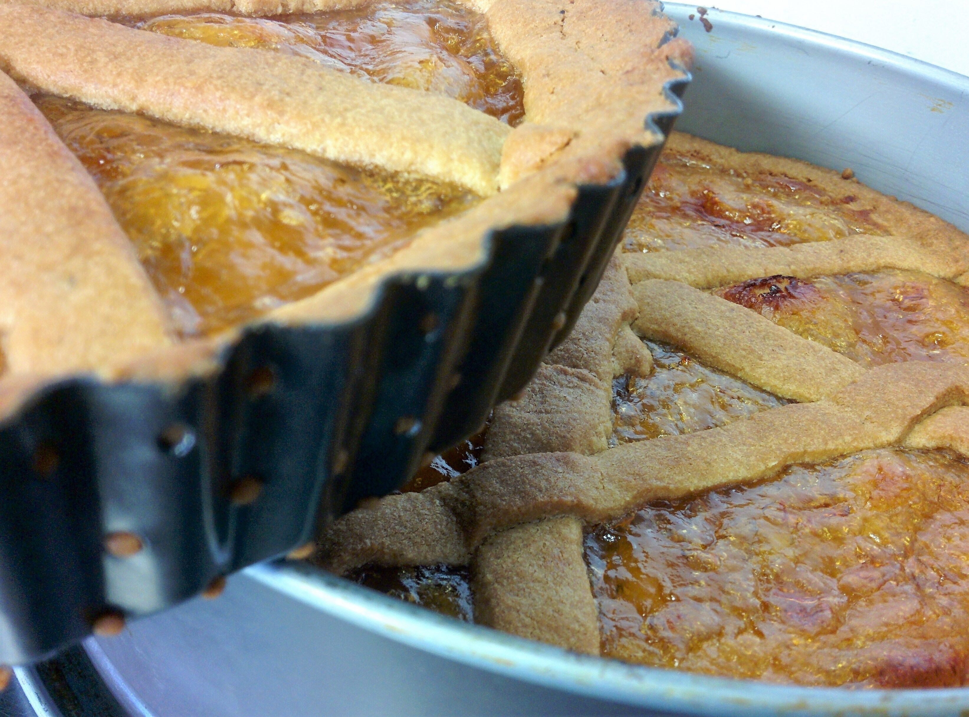 Ein Kuchen mit Gitterteig in einer Auflaufform.