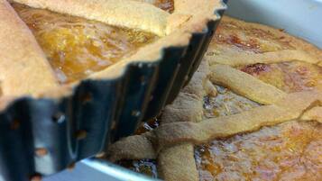 Ein Kuchen mit Gitterteig in einer Auflaufform.