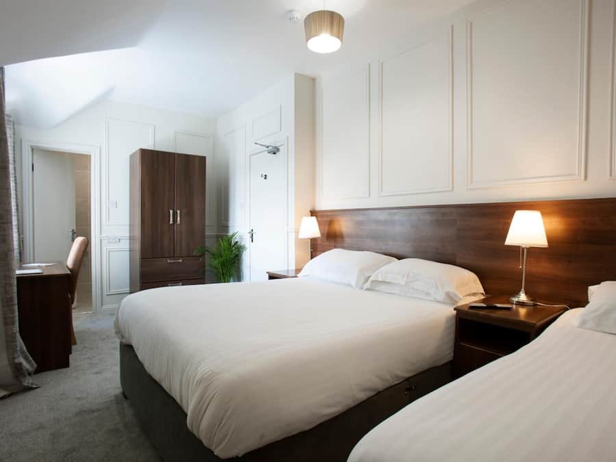 Quarto triplo premium | Roupas de cama premium, escrivaninha, espaço de trabalho para notebook
