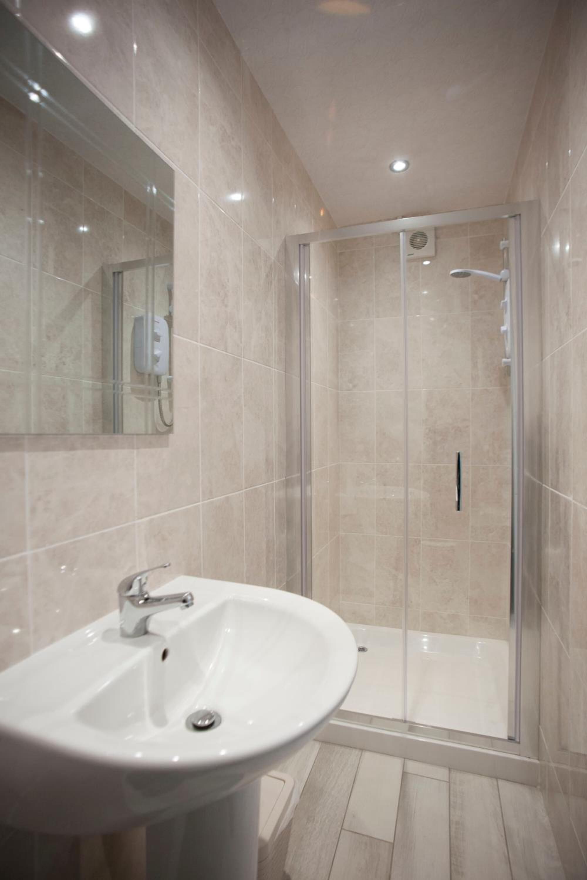 Premier Double Room | Bathroom | Shower, free toiletries, hair dryer, towels