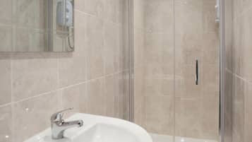 Premier Double Room | Bathroom | Shower, free toiletries, hair dryer, towels