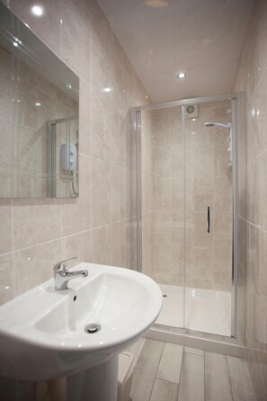 Premier Double Room | Bathroom | Shower, free toiletries, hair dryer, towels - Portcaman House B&B (Bushmills)