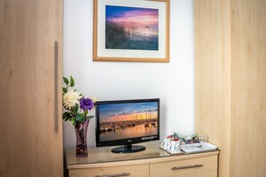 Superior Double Room (Room 2) | 1 bedroom, Egyptian cotton sheets, premium bedding, iron/ironing board - The Richmond Bed & Breakfast (Shanklin)