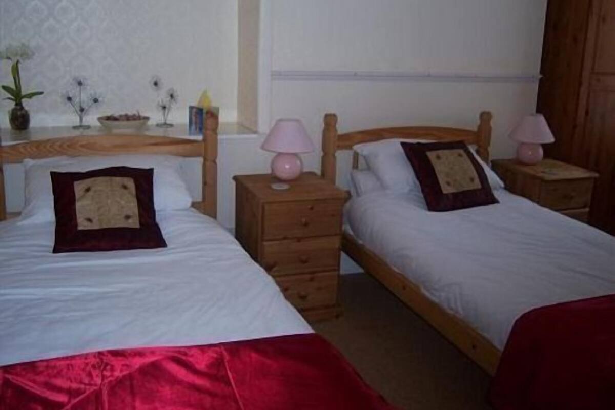 Chambre avec lits jumeaux, 2 lits une place, salle de bains attenante