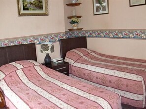 Memory-foam beds, iron/ironing board - The Bird in Hand Inn (Telford)