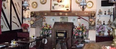 Se sirven desayunos, almuerzos y cenas; cocina británica