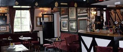 Serves breakfast, lunch, and dinner