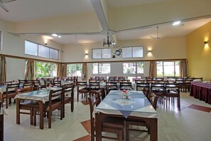 Breakfast, lunch and dinner served - Hotel Sunset Inn Mount Abu with Swimming Pool (Abu Road)
