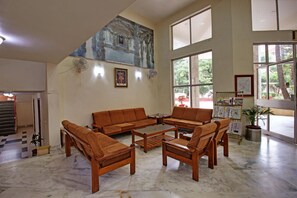 Lobby sitting area - Hotel Sunset Inn Mount Abu with Swimming Pool (Abu Road)