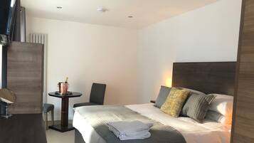 Studio-Ensuite with Shower-The Courtyard studio | WiFi