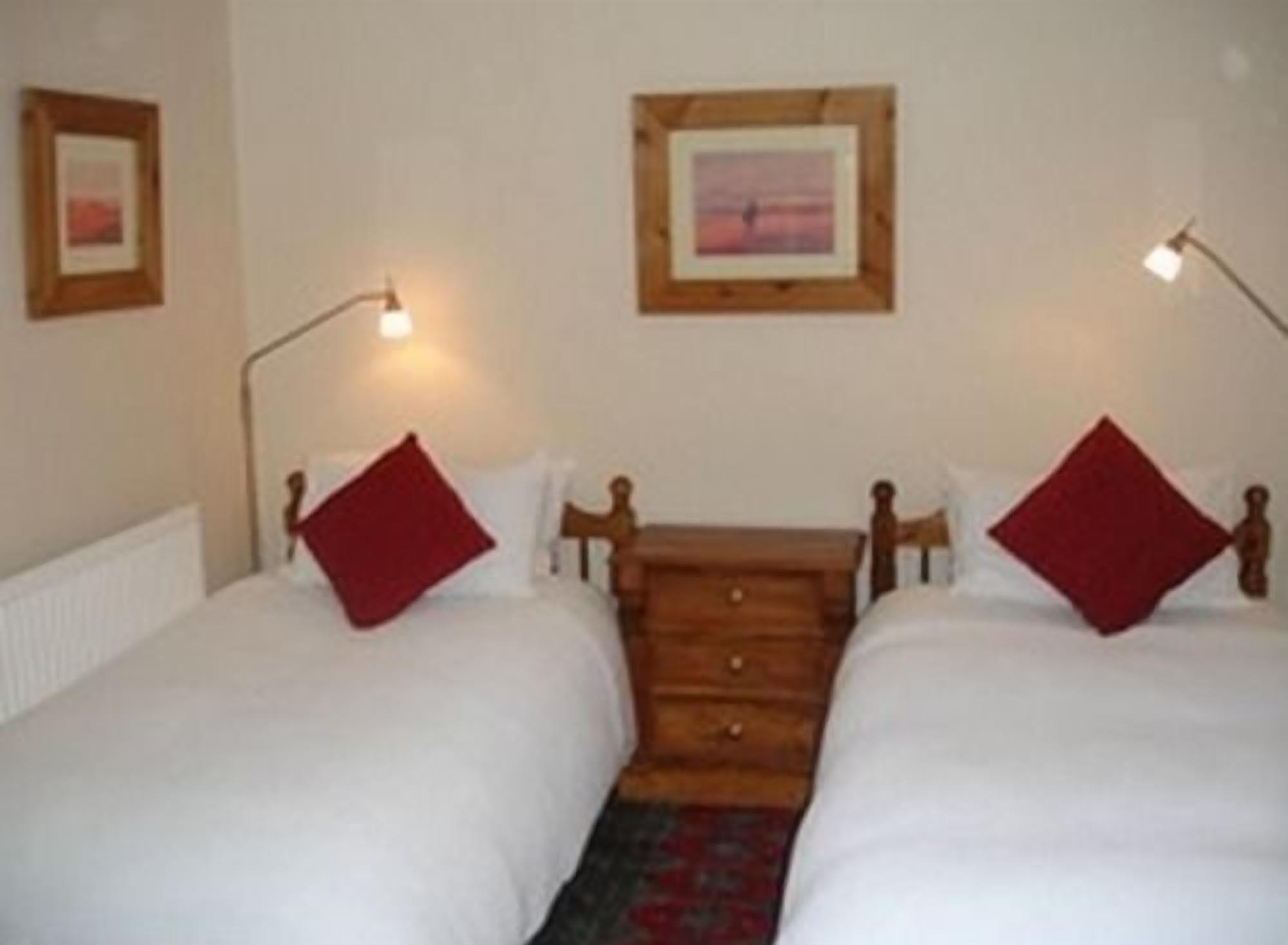 Twin Room, 2 Single Beds (Pink)
