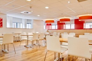 Dining - Travelodge Cardiff Central Queen Street (Cardiff)
