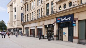 A building with a Travelodge sign, a boulangerie, and a blackboard sign for Aveda. - Travelodge Cardiff Central Queen Street (Cardiff)