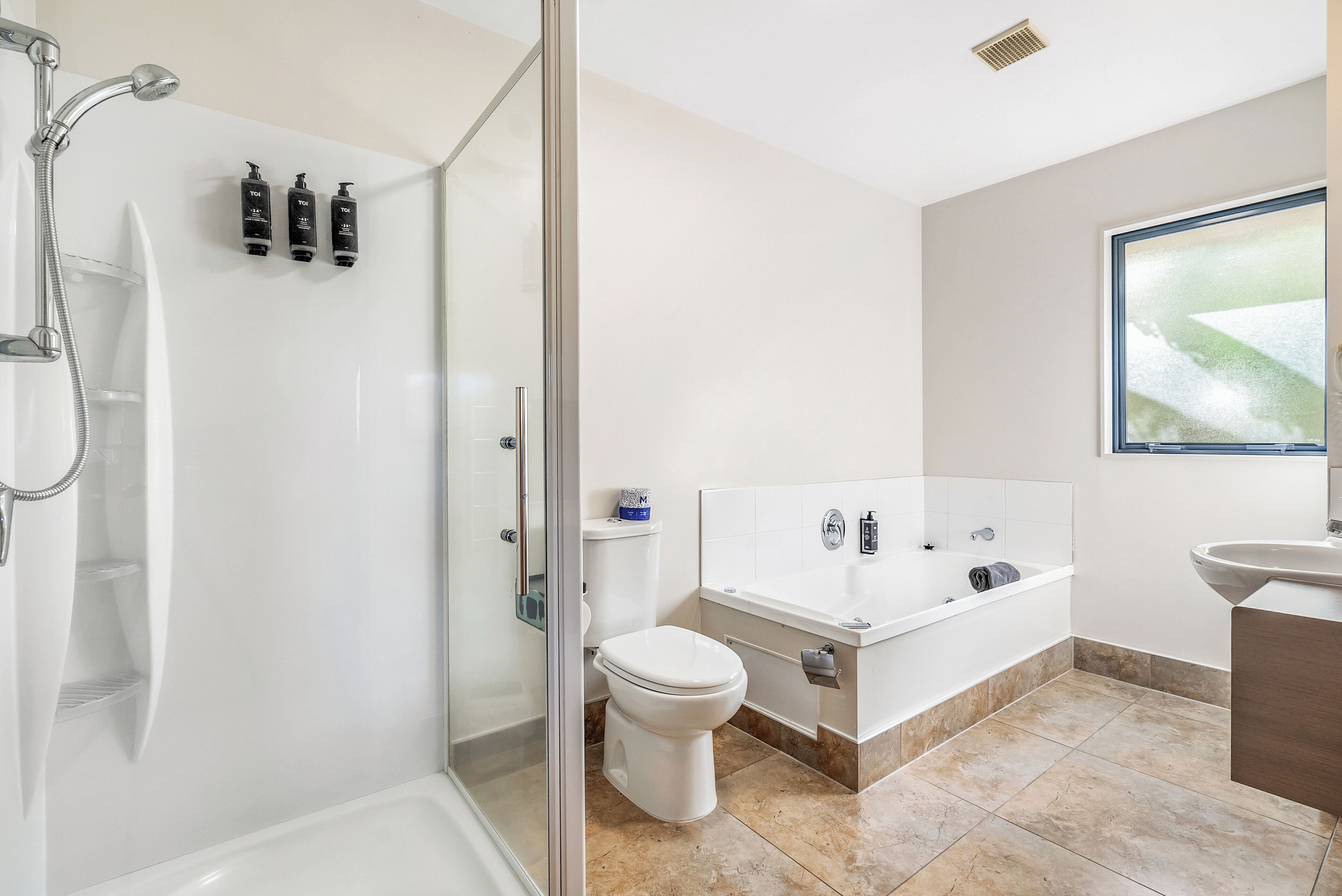 Executive Suite, 1 Bedroom | Bathroom | Hair dryer, towels, soap, shampoo