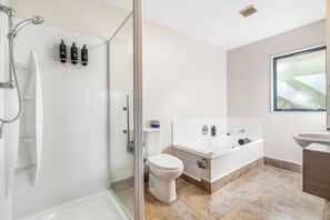 Executive suite, 1 slaapkamer | Badkamer | Een haardroger, handdoeken, zeep, shampoo
