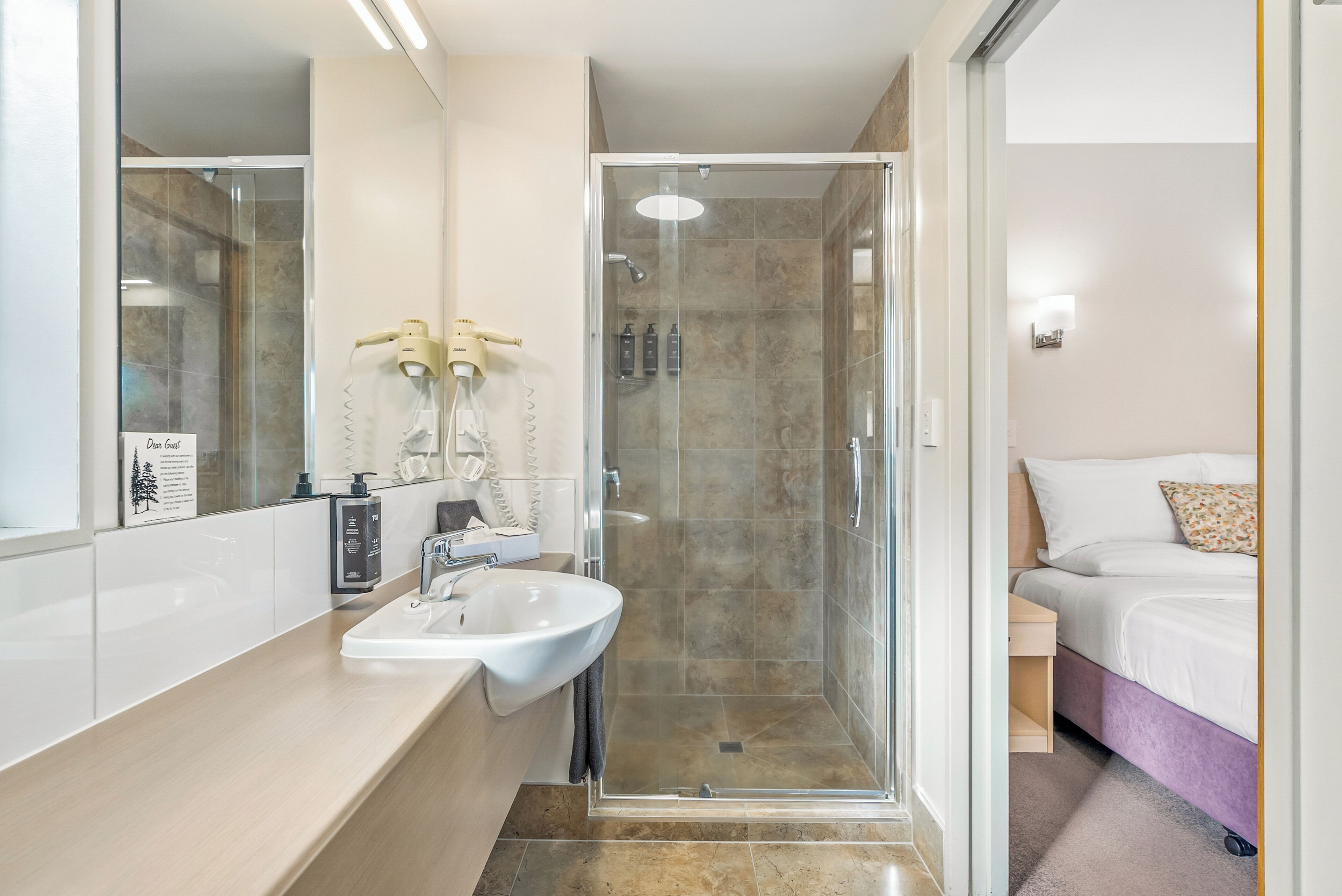 Studio | Badkamer | Een haardroger, handdoeken, zeep, shampoo