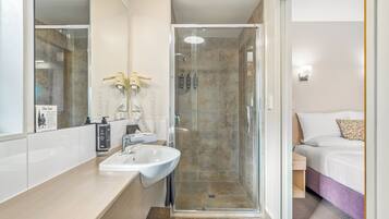 Studio | Badkamer | Een haardroger, handdoeken, zeep, shampoo