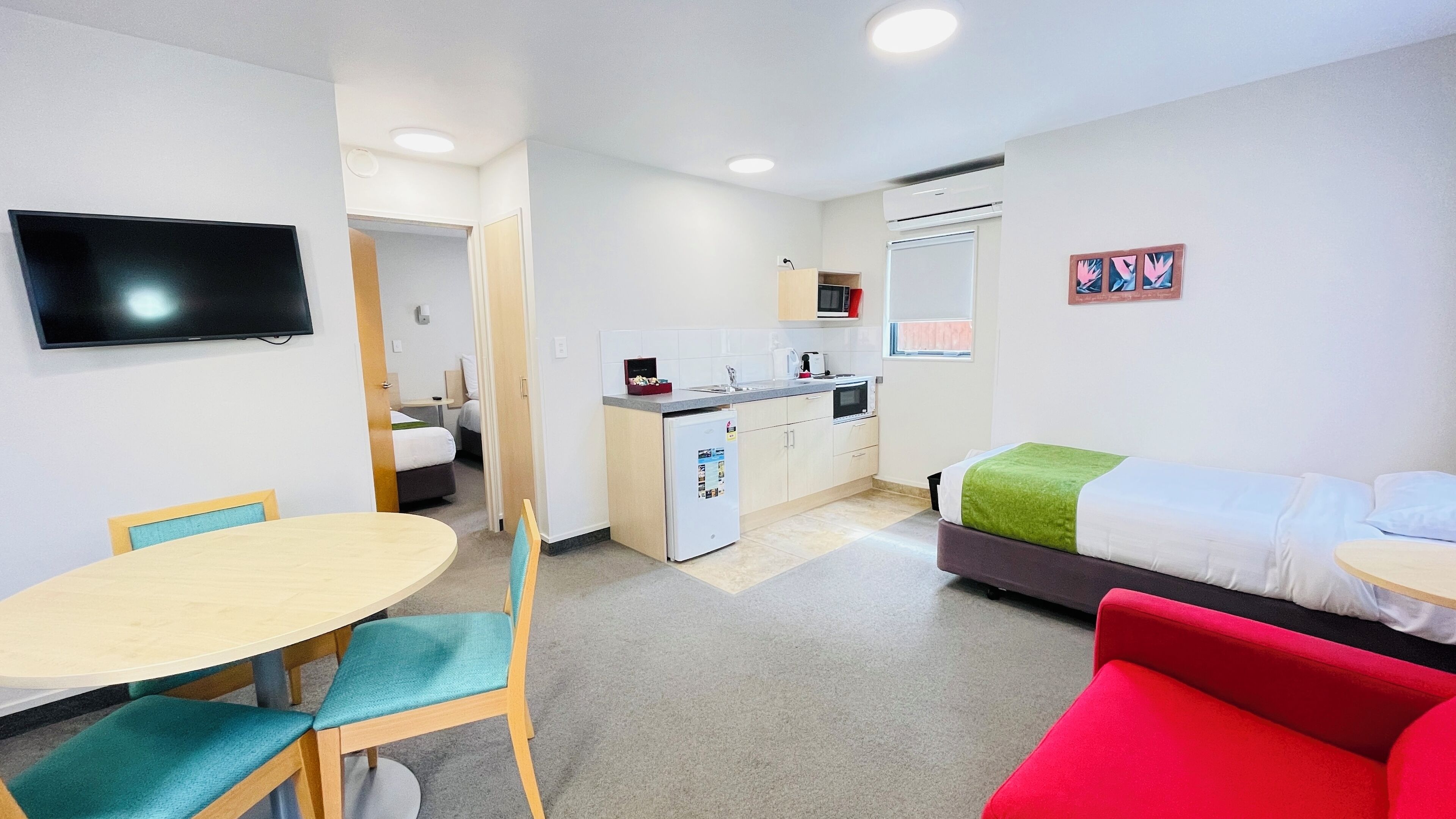 Executive Suite, 1 Bedroom | Living area | 32-inch Smart TV with satellite channels, TV